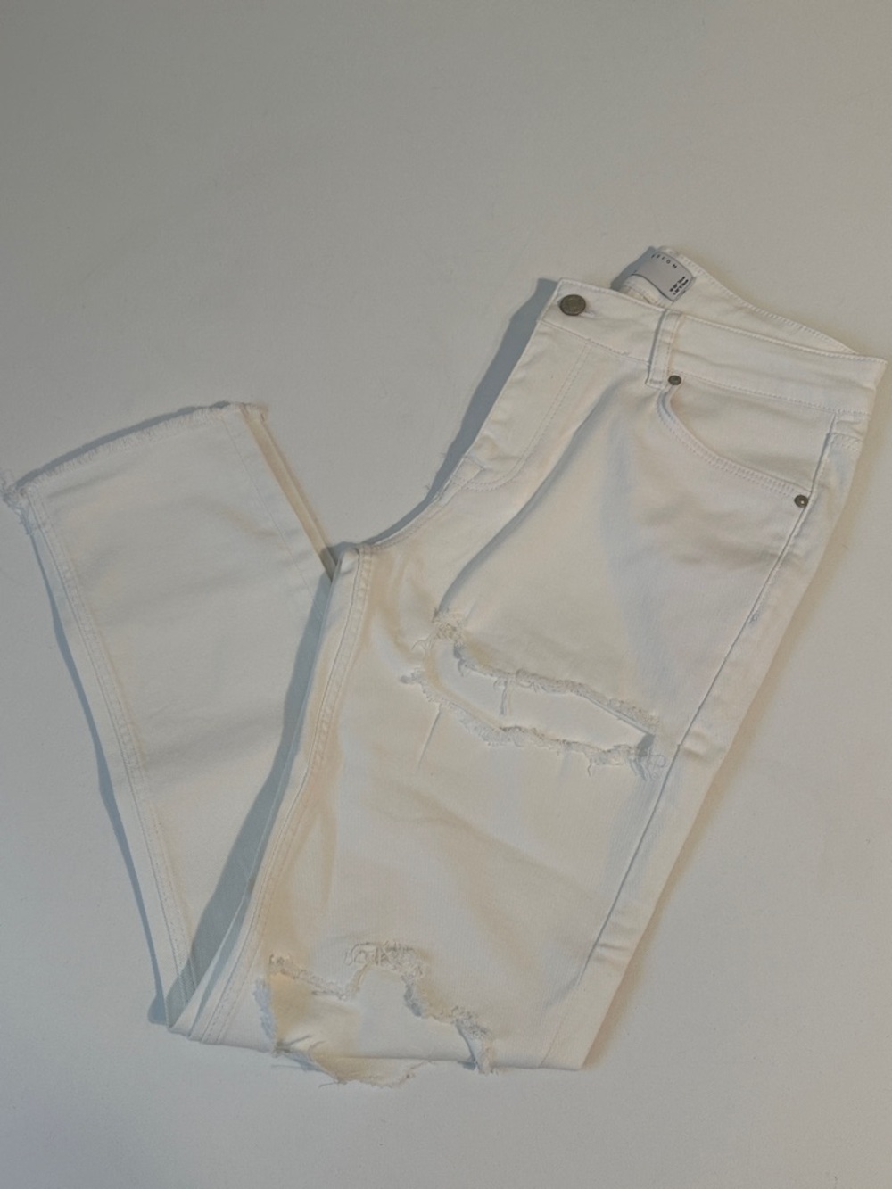 NEW - ASOS - WHITE SKINNY JEANS - RIPS / RAW HEM